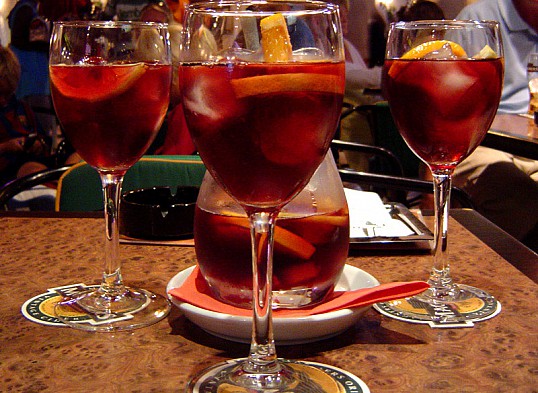 Сангрия: история испанского напитка