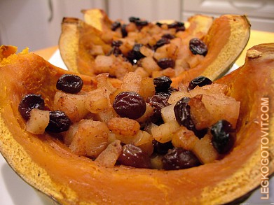Фото рецепта: Тыква, запеченная с яблоками, изюмом и орехами