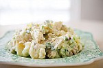 Фото рецепта: Картофельный салат с беконом и солеными огурцами