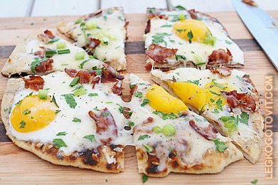 Фото рецепта: Быстрая пицца с яйцом и беконом