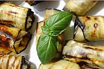 Фото рецепта: Рулетики из баклажанов c ветчиной и сыром