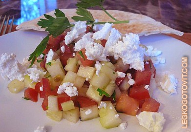 Фото рецепта: Салат из помидоров и сыра Фета