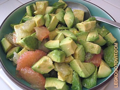 Фото рецепта: Пикантный салат из авокадо и грейпфрута