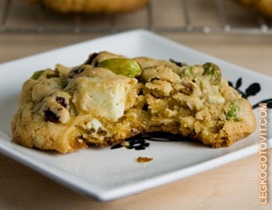 Фото рецепта: Овсяное печенье с фисташками и белым шоколадом