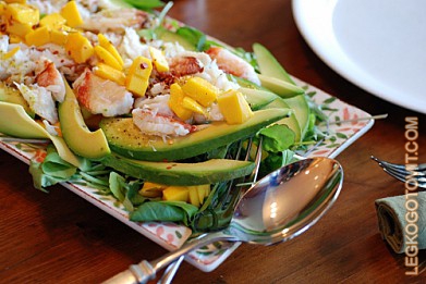 Фото рецепта: Крабовый салат с  манго и авокадо