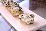 Фото рецепта: Горячий бутерброд с сыром и маслинами