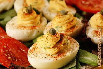 Фото рецепта: Яйца, фаршированные чесноком