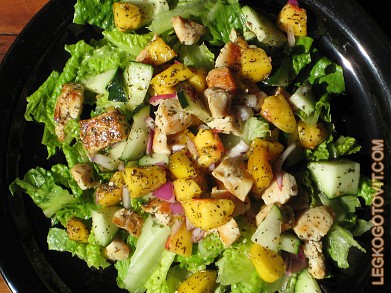 Фото рецепта: Салат из курицы с персиком