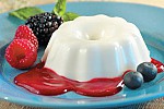 Фото рецепта: Панна Котта из йогурта с малиновым соусом