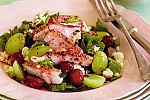 Фото рецепта: Куриный салат с виноградом и черникой