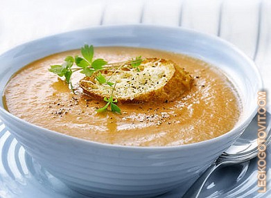 Фото рецепта: Томатный суп со сладким луком и сырными гренками