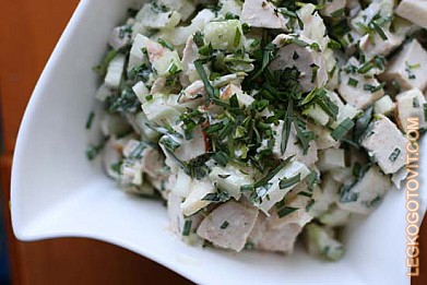 Фото рецепта: Куриный салат с сельдереем и эстрагоном