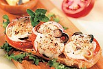 Фото рецепта: Горячий бутерброд с сыром и помидорами