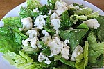 Фото рецепта: Салат с цветной капустой и салатом айсберг
