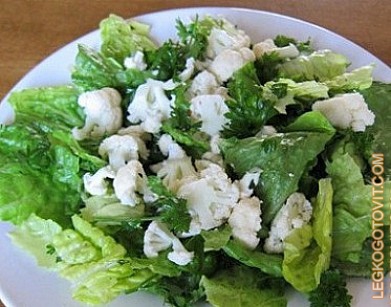 Фото рецепта: Салат с цветной капустой и салатом айсберг