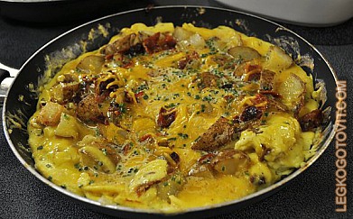 Фото рецепта: Картофель с беконом и яйцами