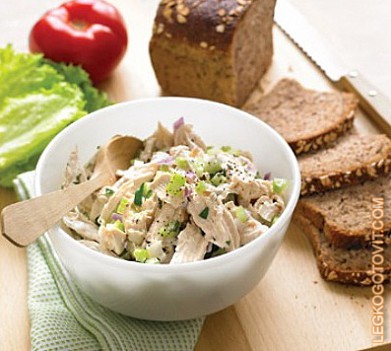 Фото рецепта: Куриный салат с гренками и миндалем