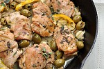 Фото рецепта: Куриные бедрышки, тушеные с лимоном и оливками