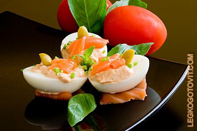 Фото рецепта: Яйца, фаршированные лососем