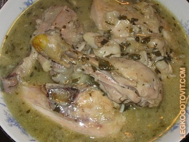Фото рецепта: Тушеная курица с чесноком и ароматными травами