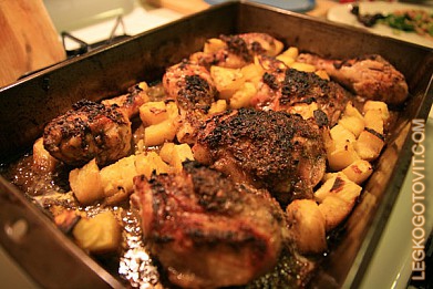 Фото рецепта: Запеченные куриные бедрышки с ананасом