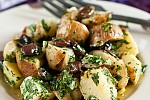 Фото рецепта: Картофельный салат с петрушкой, оливками и маслинами