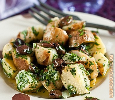 Фото рецепта: Картофельный салат с петрушкой, оливками и маслинами