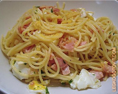 Фото рецепта: Спагетти с беконом, яйцами и плавленым сыром