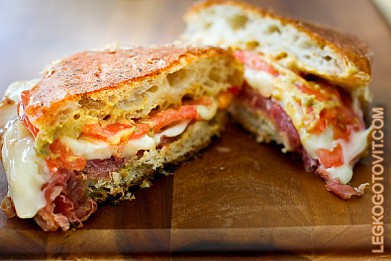 Фото рецепта: Горячие бутерброды с ветчиной и плавленым сыром
