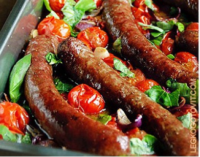 Фото рецепта: Жареные свиные колбаски с томатами