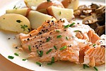 Фото рецепта: Жареный лосось с винным соусом