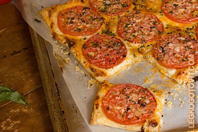 Фото рецепта: Слоеный пирог с сыром и помидорами