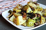 Фото рецепта: Жареный картофель с брюссельской капустой и беконом