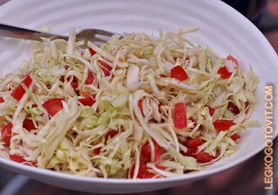 Фото рецепта: Салат из капусты и помидоров