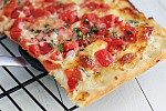 Фото рецепта: Пицца с сыром и помидорами