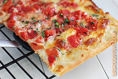 Фото рецепта: Пицца с сыром и помидорами