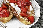 Фото рецепта: Французский тост с клубникой и миндалем