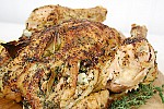 Фото рецепта: Жареная курица с зеленым маслом