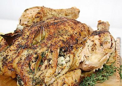 Фото рецепта: Жареная курица с зеленым маслом