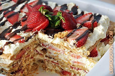 Фото рецепта: Клубничный пирог из крекера
