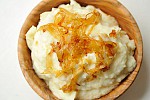 Фото рецепта: Картофельное пюре с жареным луком и козьим сыром