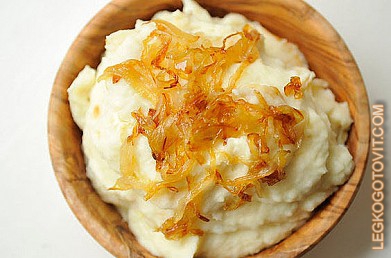 Фото рецепта: Картофельное пюре с жареным луком и козьим сыром