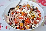 Фото рецепта: Салат из помидоров с красным луком и фетой