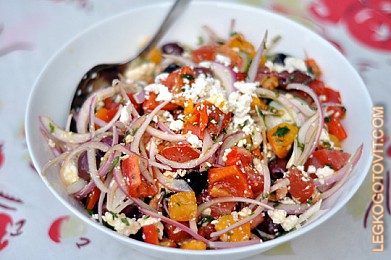 Фото рецепта: Салат из помидоров с красным луком и фетой