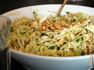 Фото рецепта: Салат из капусты с арахисом