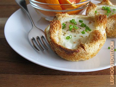 Фото рецепта: Запеченные яйца в хлебной корзинке