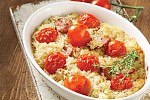 Фото рецепта: Рис, запеченный с помидорами и свиными колбасками