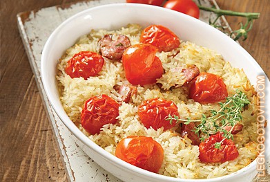 Фото рецепта: Рис, запеченный с помидорами и свиными колбасками