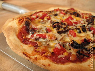 Фото рецепта: Пицца с жареным луком и красным перцем