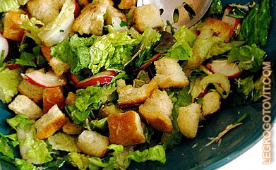 Фото рецепта: Салат с редисом и сухариками